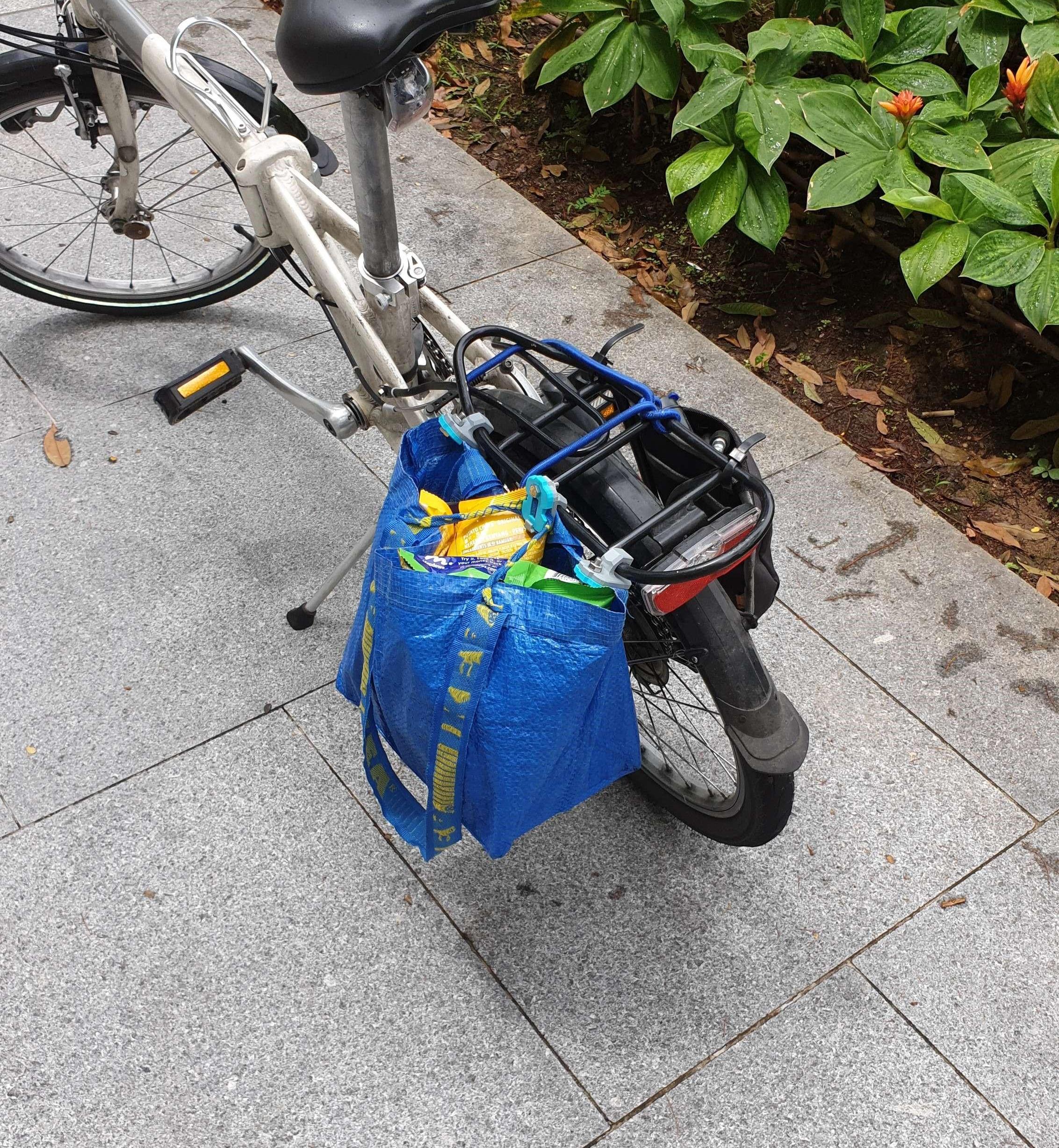 Turn Reusable Shopping Bag Into Bicycle Pannier [3D Prints]