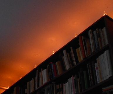 Live coals on the top of the bookshelf - an easy mood lamp