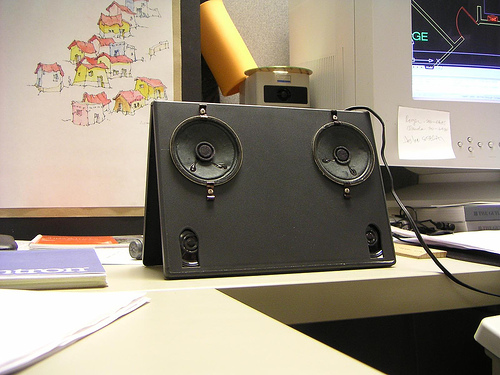 slideshow: iPod-tables DVD case speakers-cheap and easy