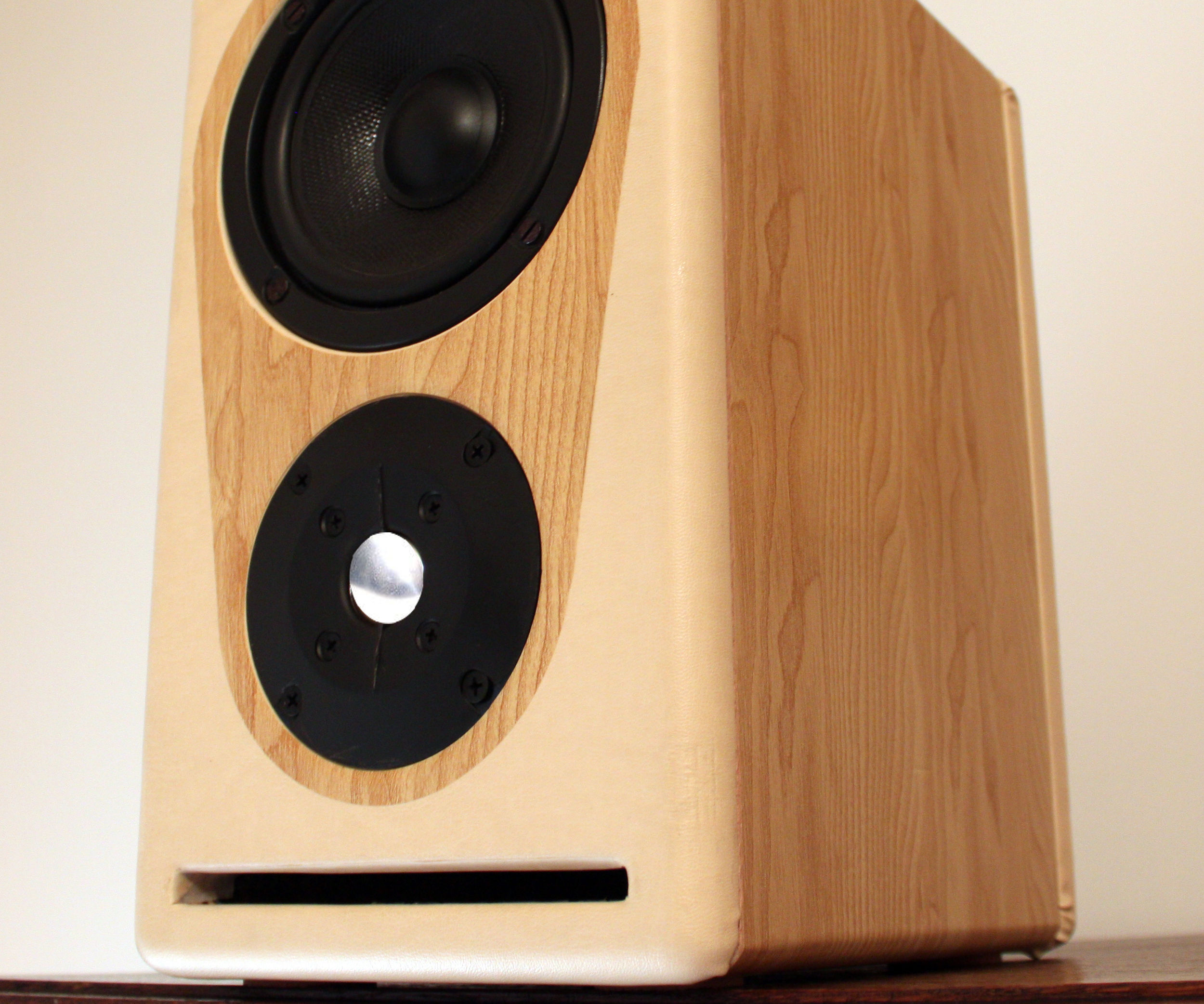 2-WAY BOOKSHELF SPEAKERS