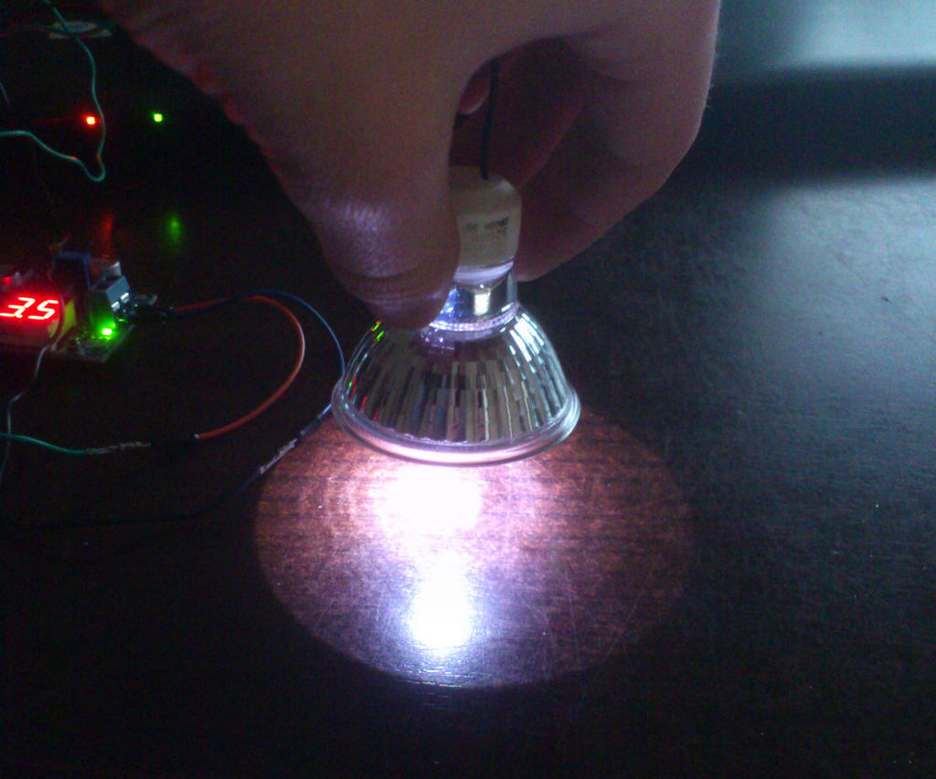 Reusing a GU10 halogen lamp reflector
