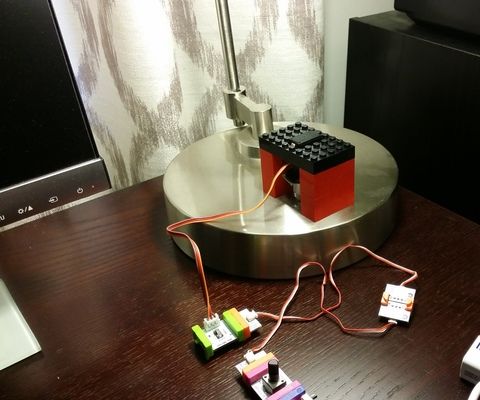 Automate your desk lamp!