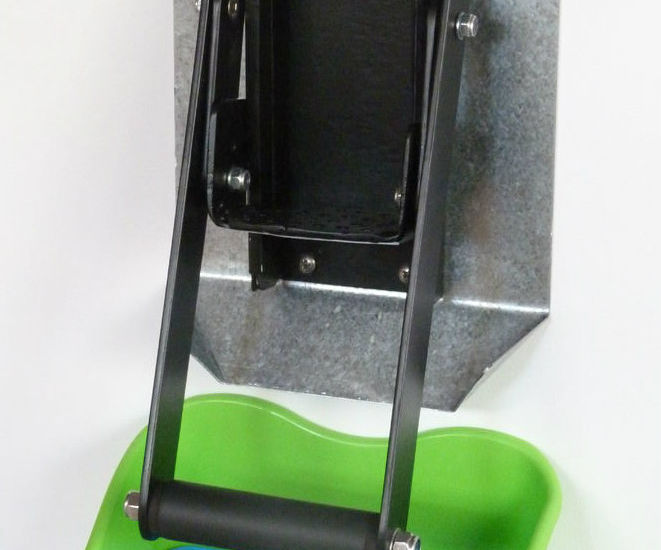 Rag squeezing aid for people with only one functional arm