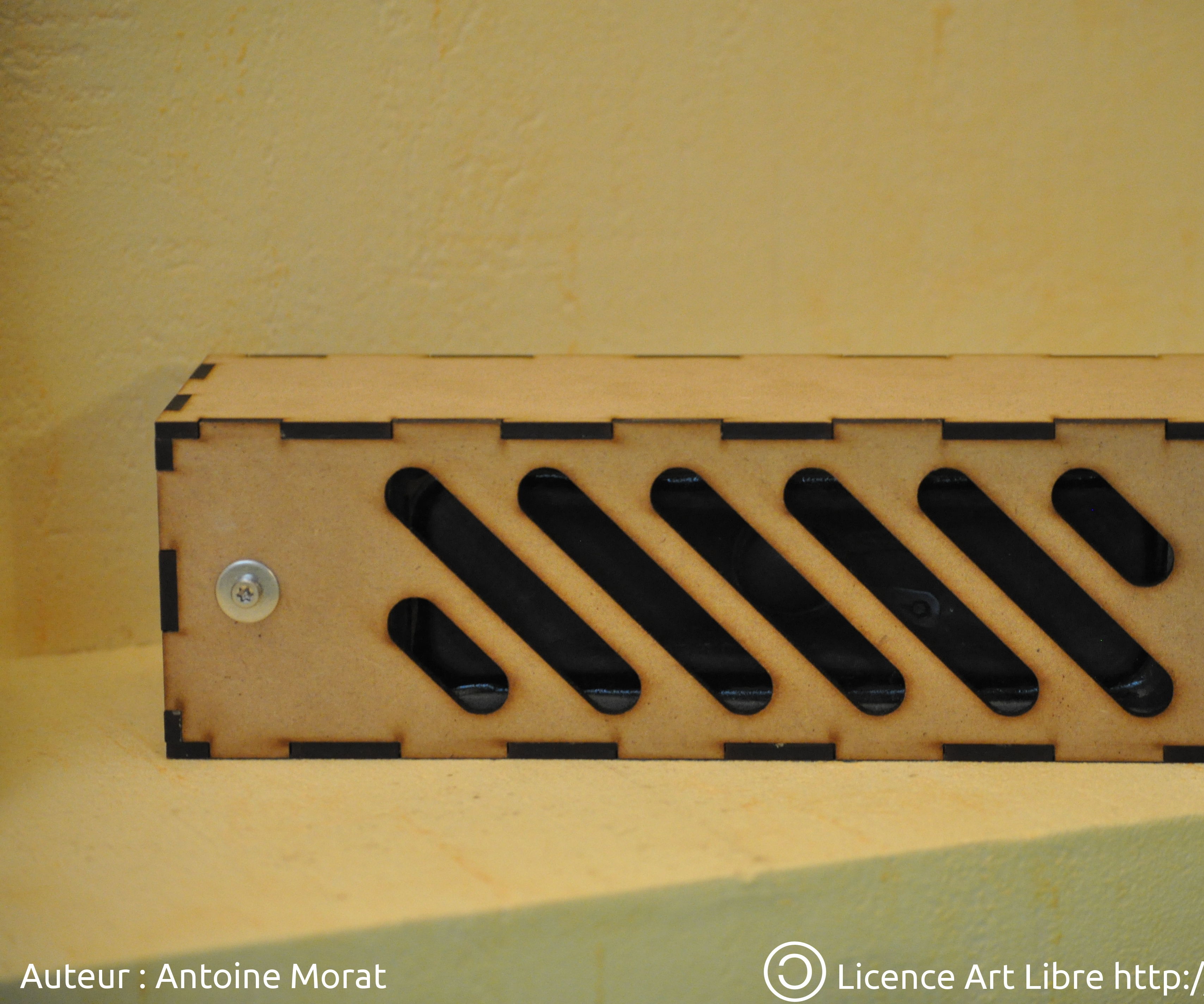 Mini Baffle Sur Base De Haut-parleurs De Télévision