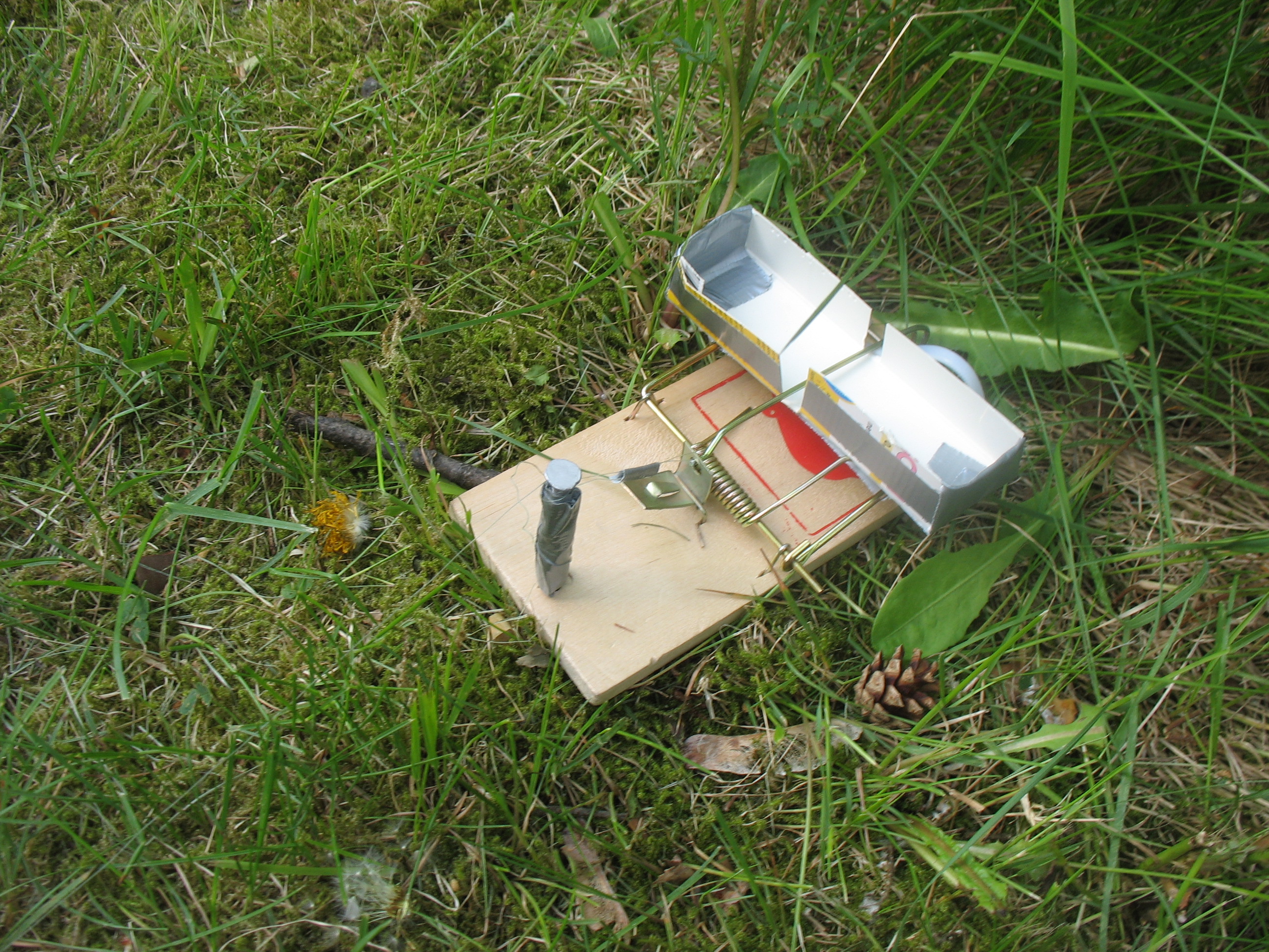 Ten-minute mousetrap airsoft mine with tripwire