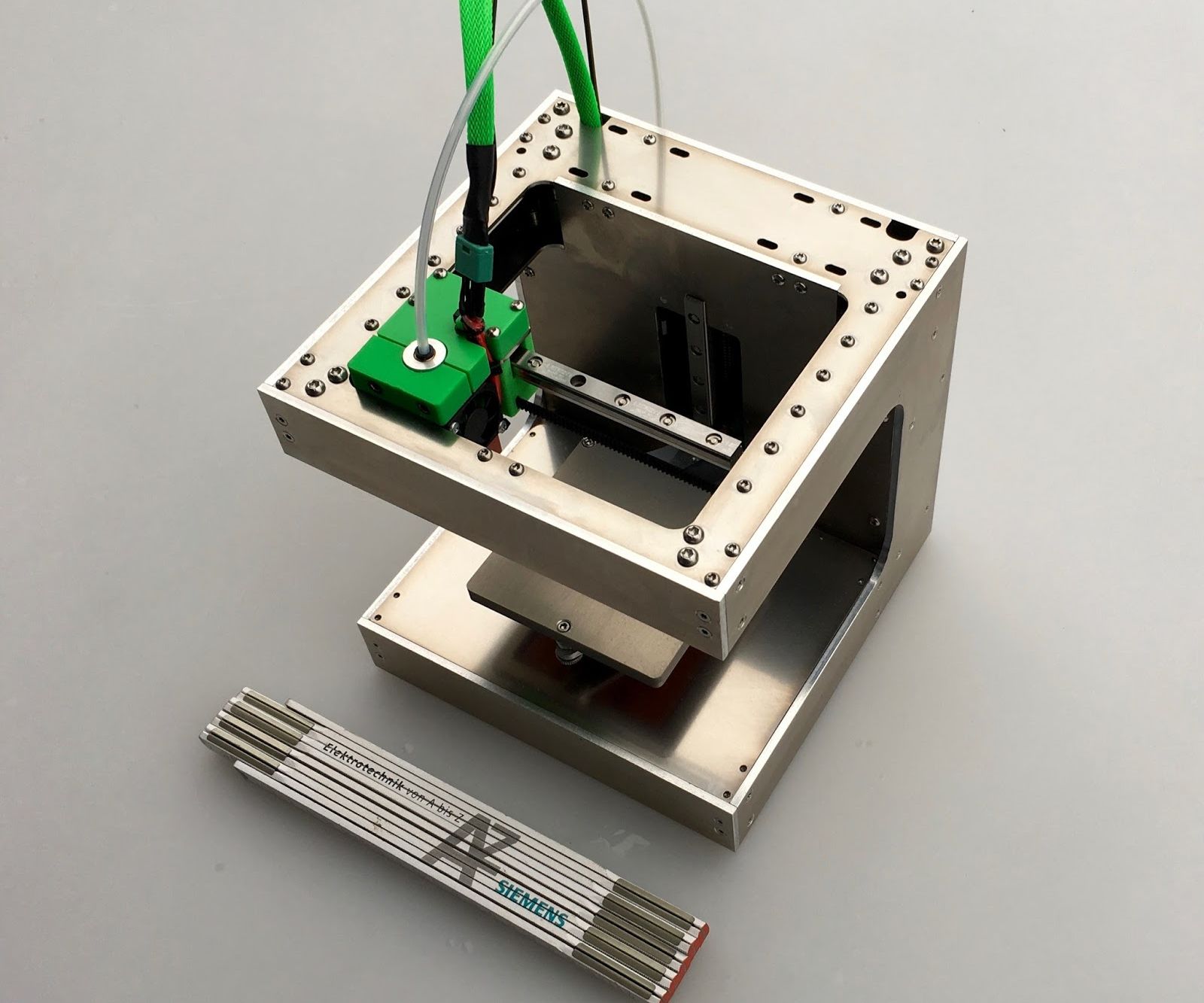 DICE - a Tiny, Rigid and Superfast 3D-printer