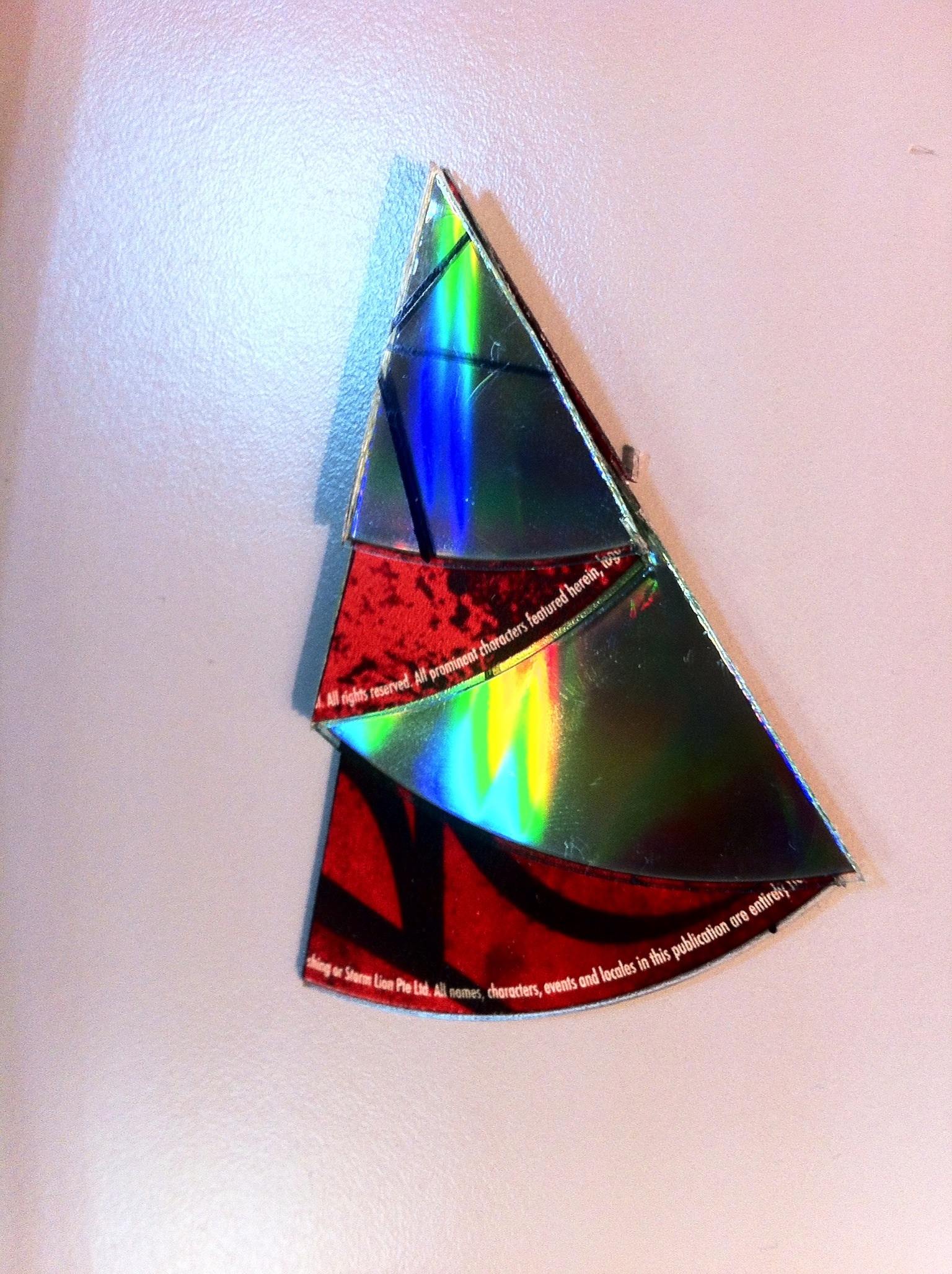Decorative Christmas trees from recycled CDs