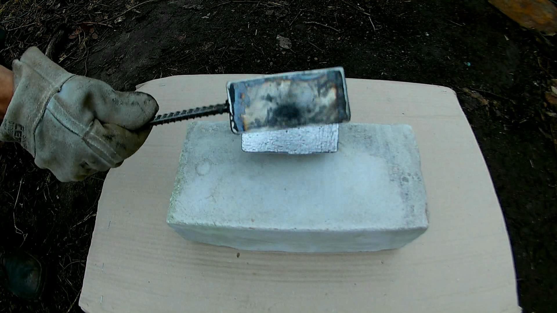 Casting Lead into the recently welded Steel Mold. Got 1.1 kg (2.5 lbs) ingot.avi_snapshot_00.36_[2016.12.14_07.54.02].jpg