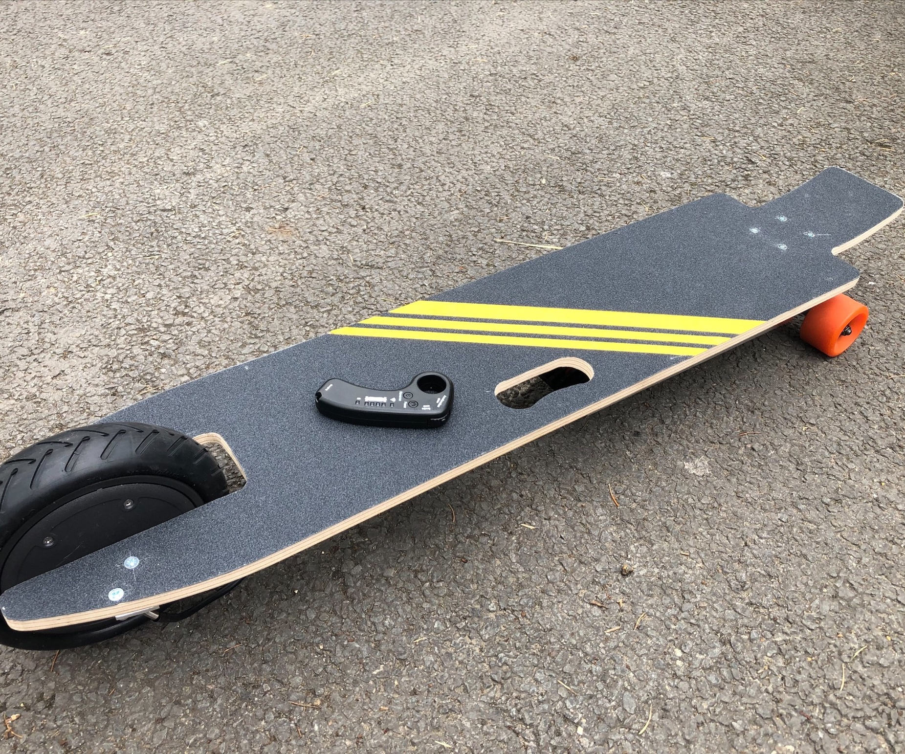 DIY 3-Wheeled Electric Skateboard With a Hub-Motor