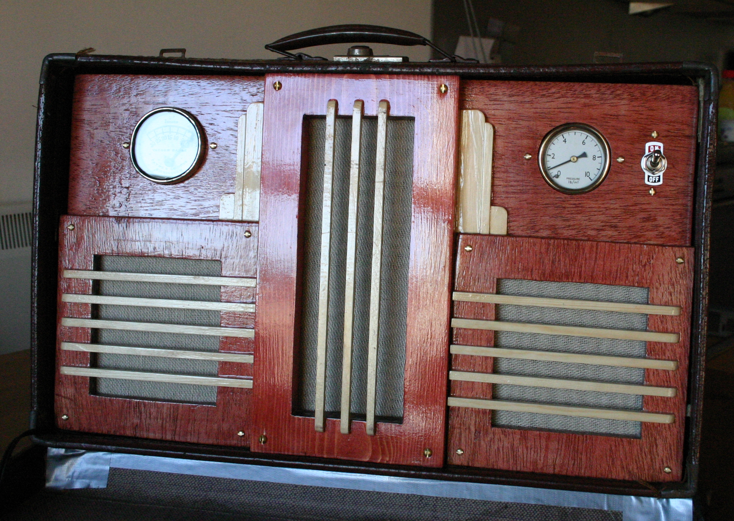 Swingin' Vintage Suitcase Stereo