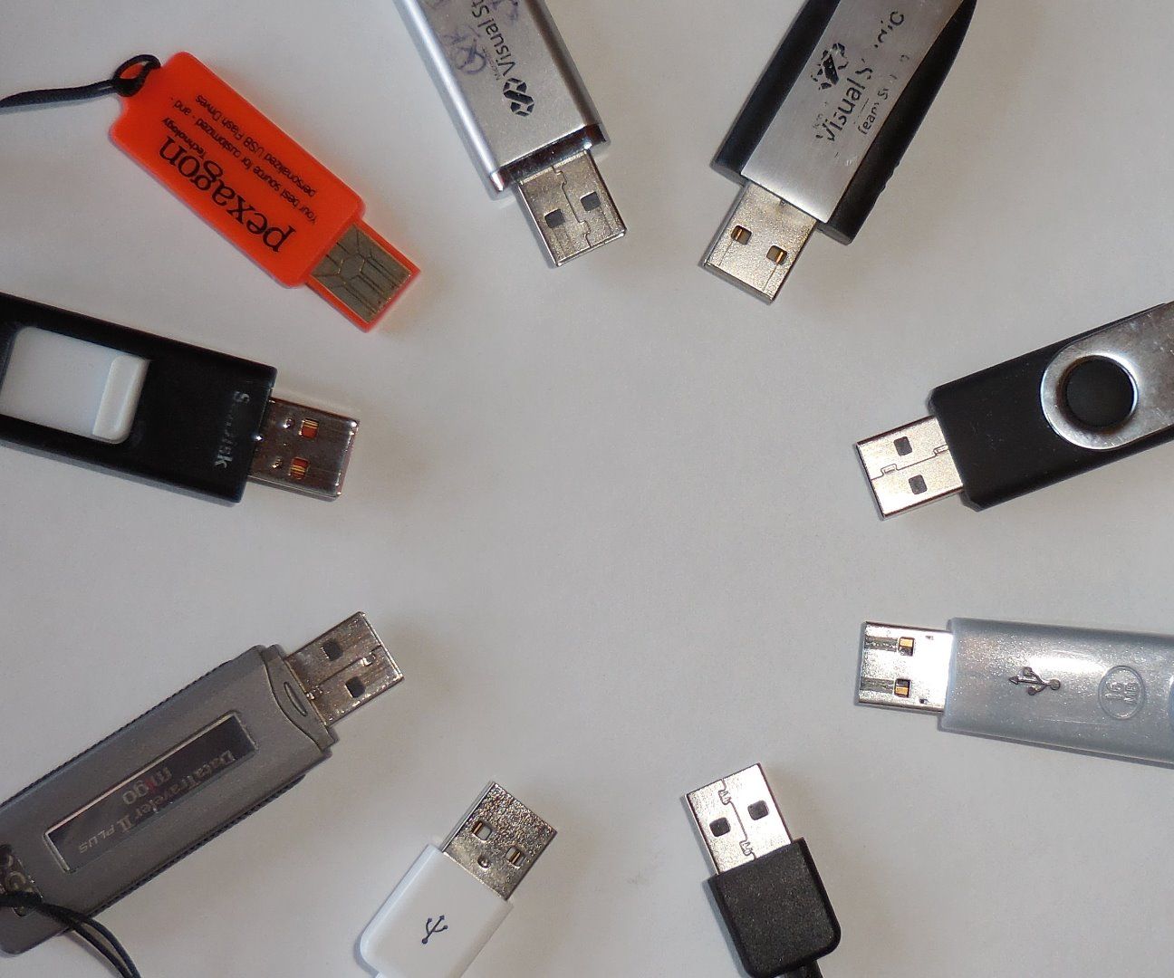 How to insert a USB drive