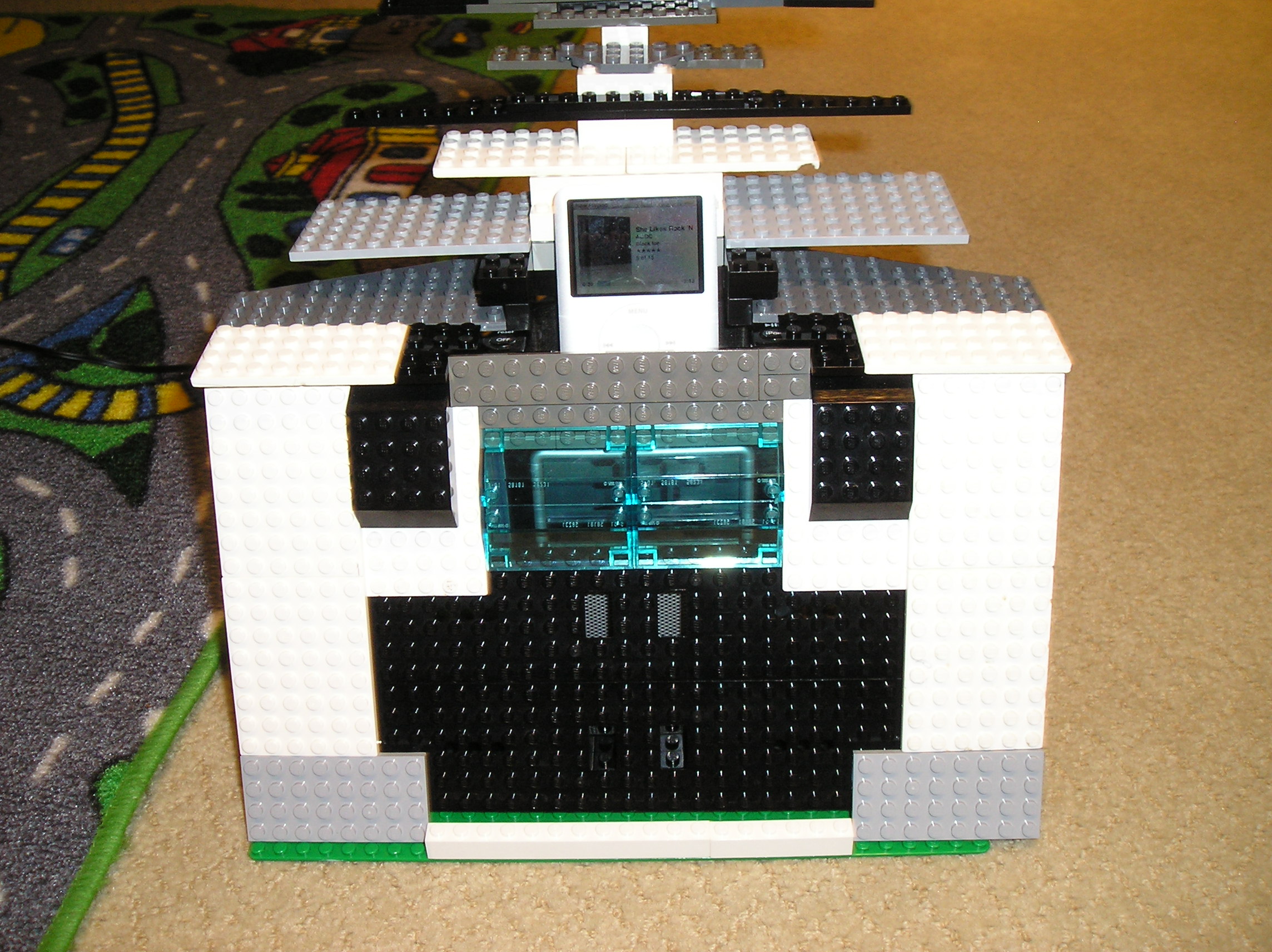 Designing a LEGO speaker system for iPod