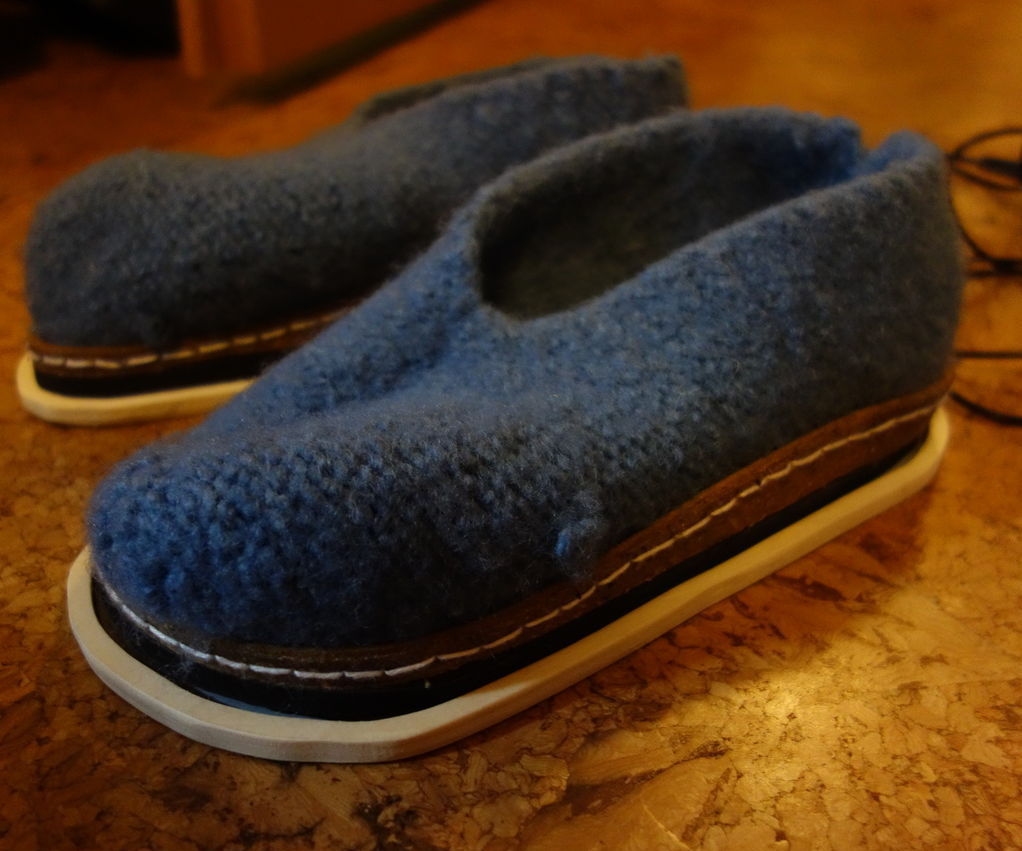 Felted inductively heated house shoes