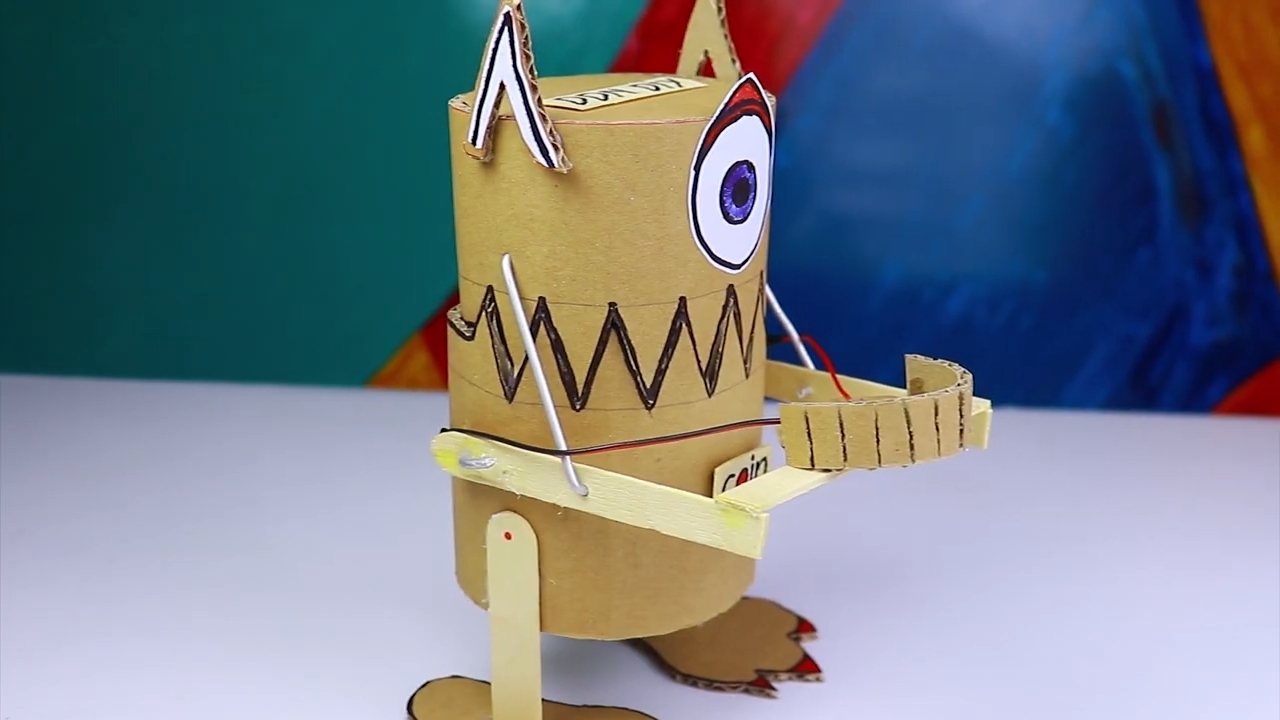 How to Make a Robot(Monster) that Eats Coins from Cardboard _ Diy Robot Bank.mp4_snapshot_07.28_[2020.03.28_11.13.10].jpg