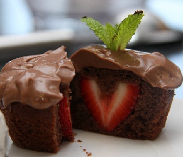 Chocolate Pudding Cupcakes With Strawberry Centers (Sweetheart Cupcakes)