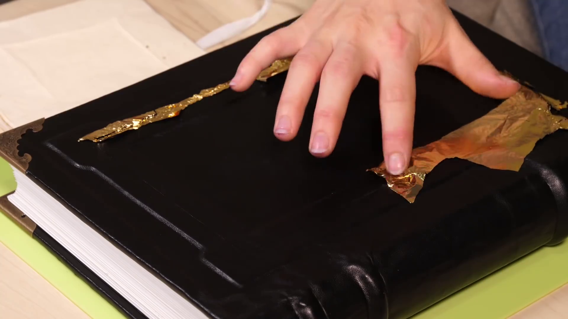 leather-book-tome-sketchbook-notebook-homemade-diy-journal-bookbinding-grimoire-2018-10-22-11h32m52s717.png