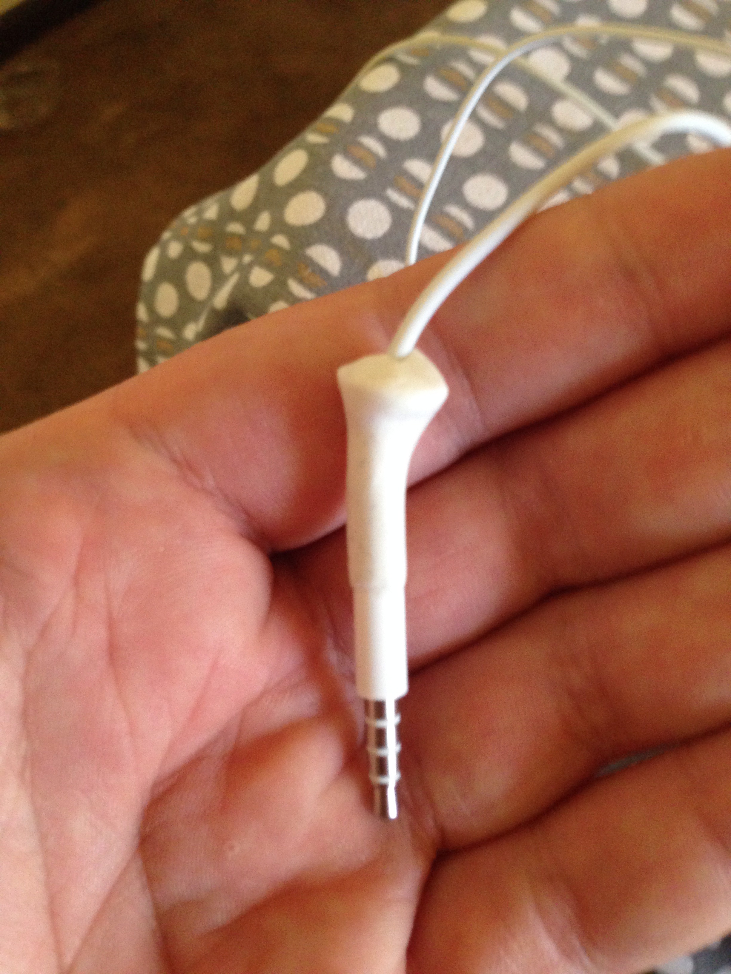 Adapt iPhone Headphones To Work With Mophie Case