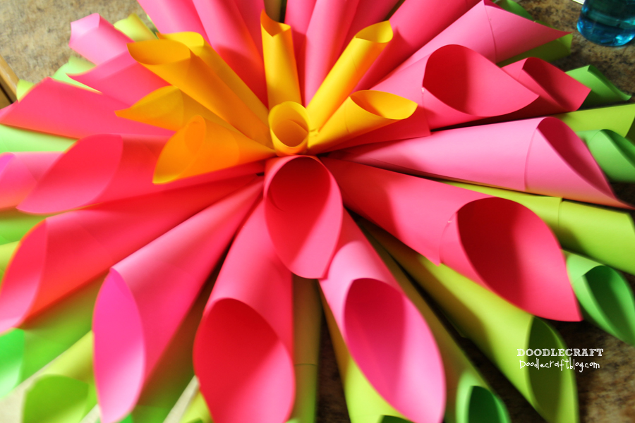 Rolled Astrobrights paper dahlia flower wreath easy hot glue crafts craft project spring colorize (6).JPG