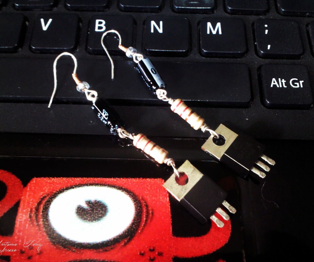 Aretes DIY Con Desechos Electrónicos Y Otros Materiales.