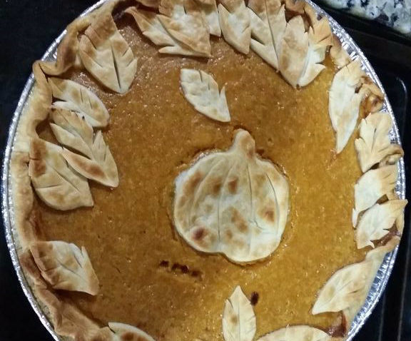 Probably Something Every Mom or Grandma Teaches Us: Pie Crust Decor.