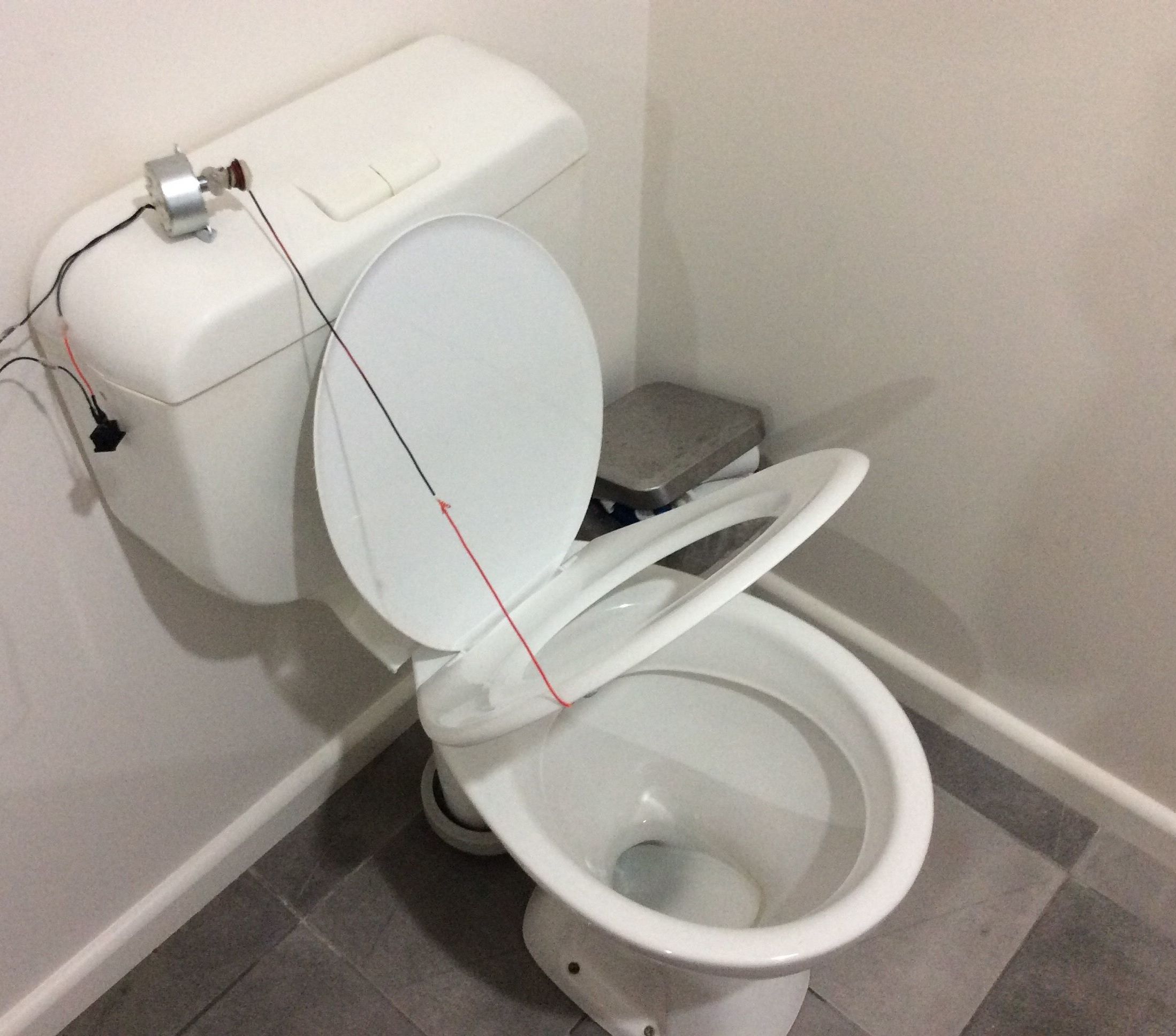 HOW TO MAKE AN AUTOMATIC TOILET!