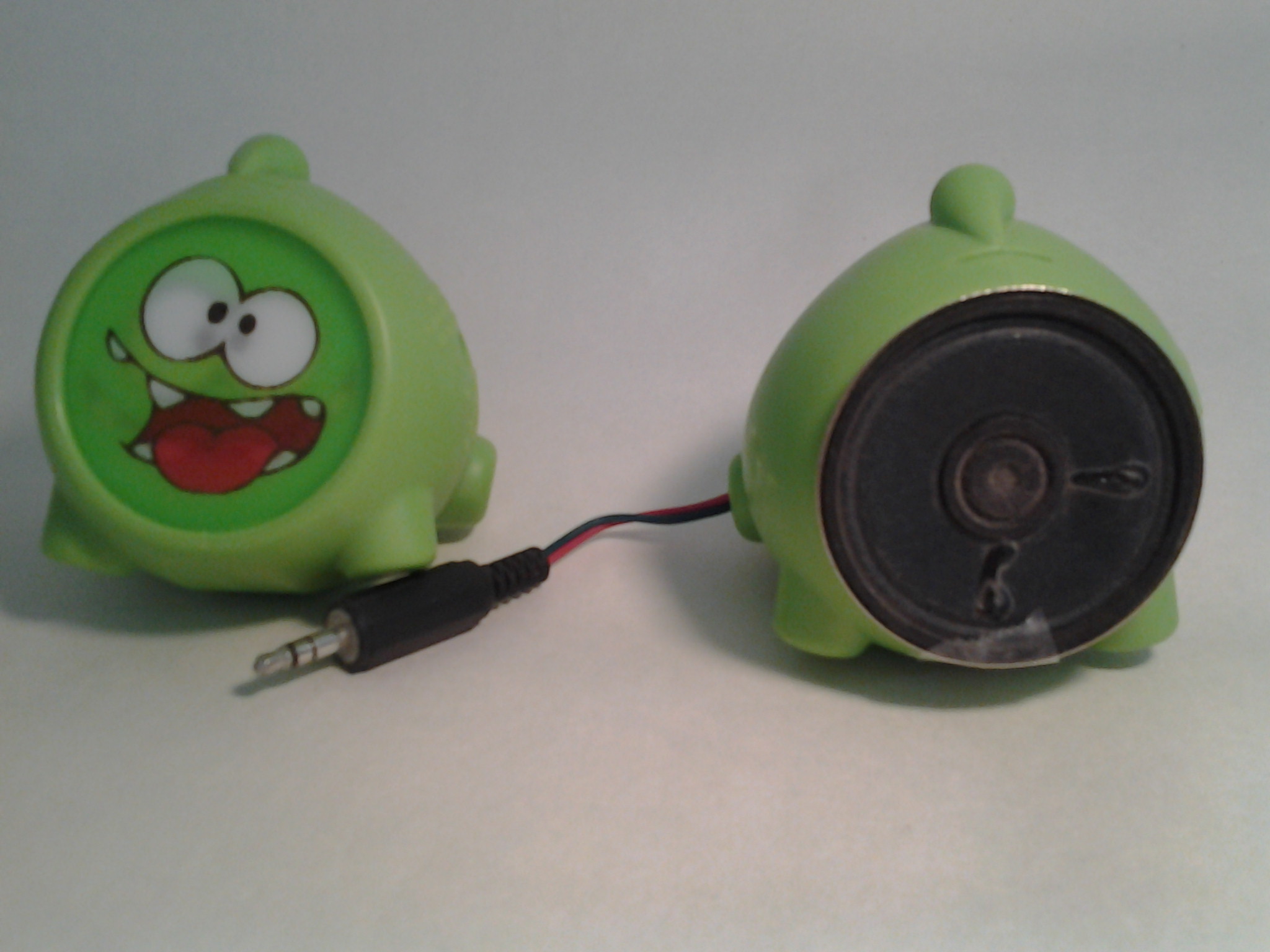 Simple Om-nom Speakers