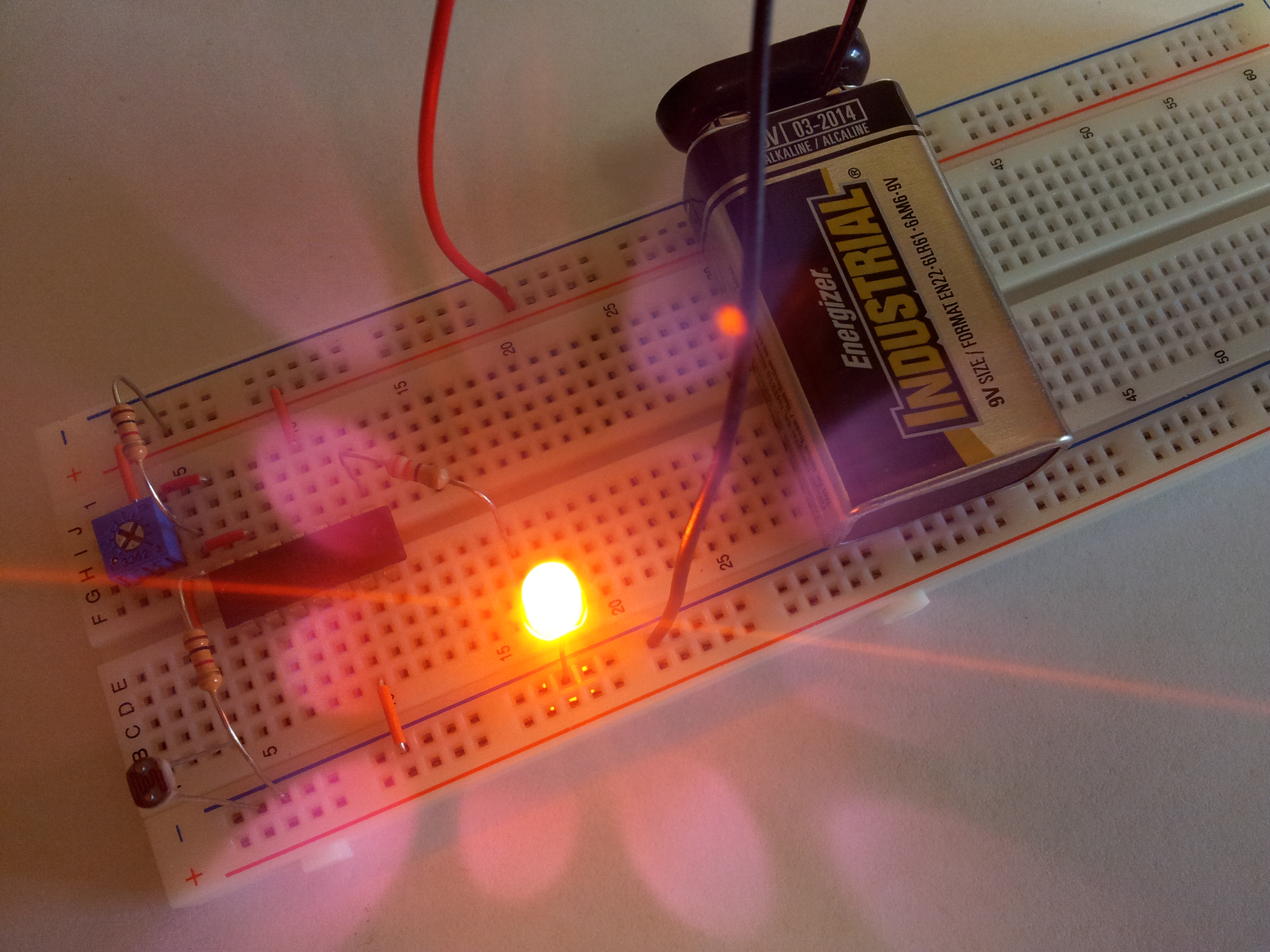 Simple Light Detector with Sensitivity Control