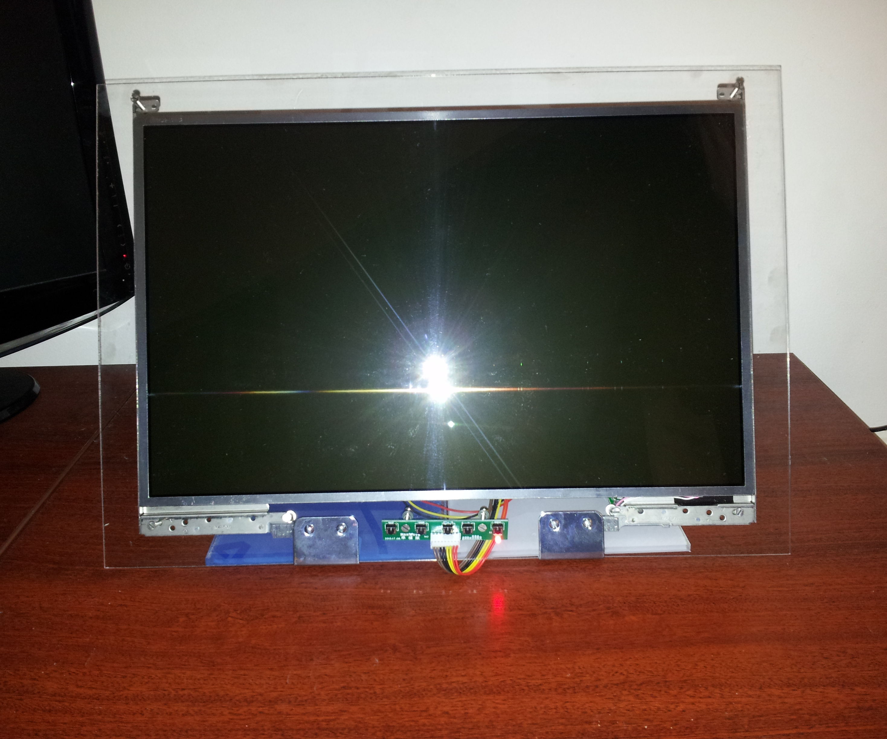 Turn a Dead Laptop Into a Monitor With Plexiglas Stand