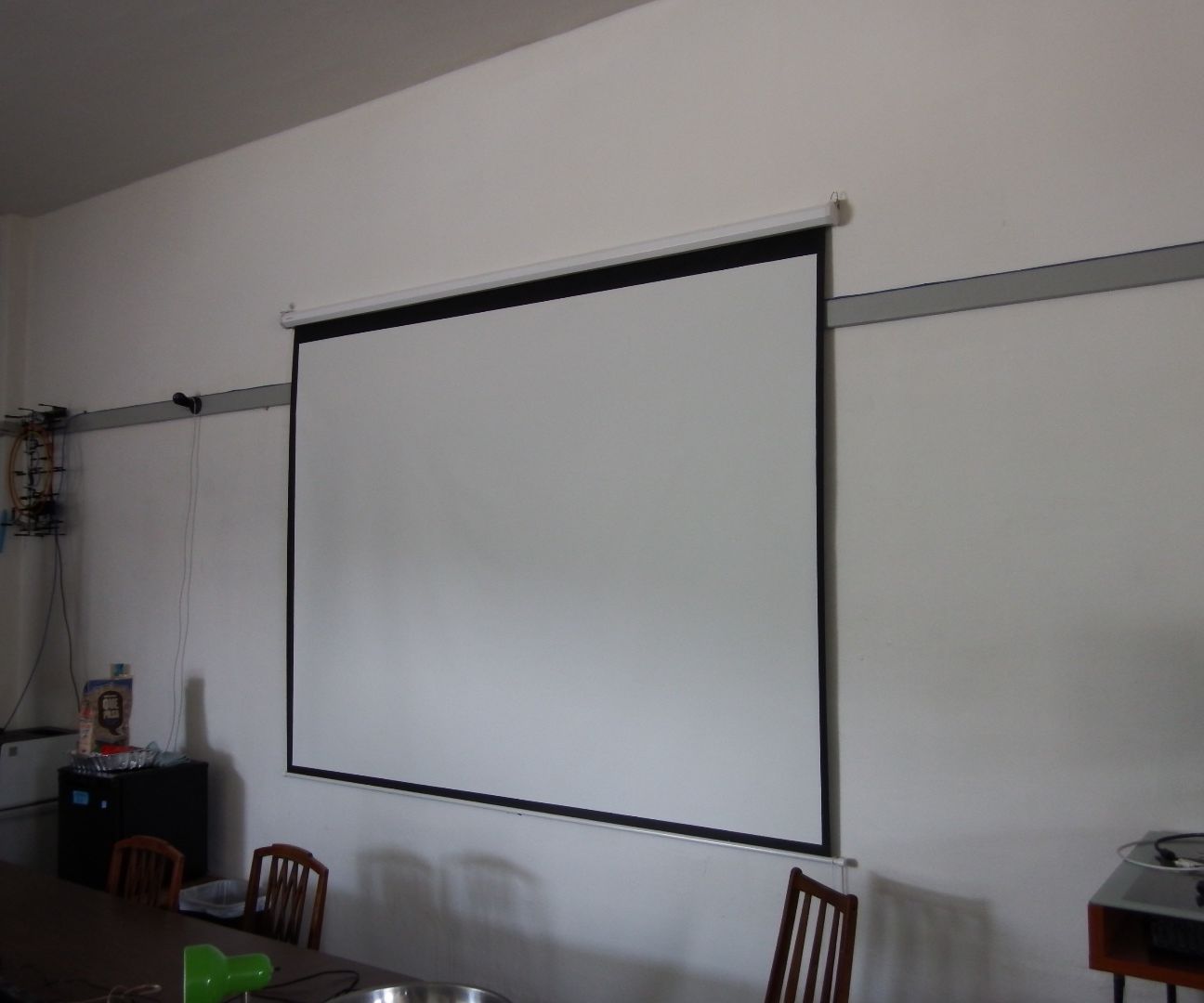 How to hang a projector screen