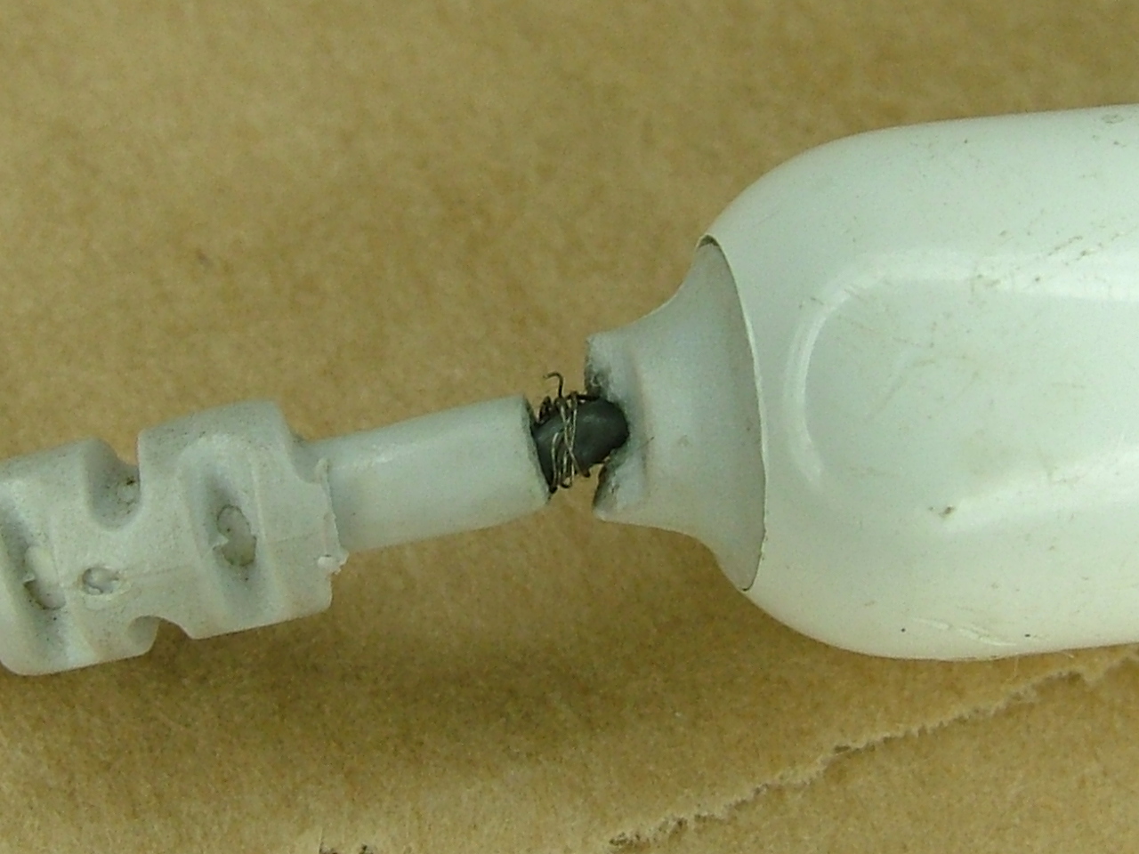 How to Repair a Broken iBook G4 Charger Plug Cord