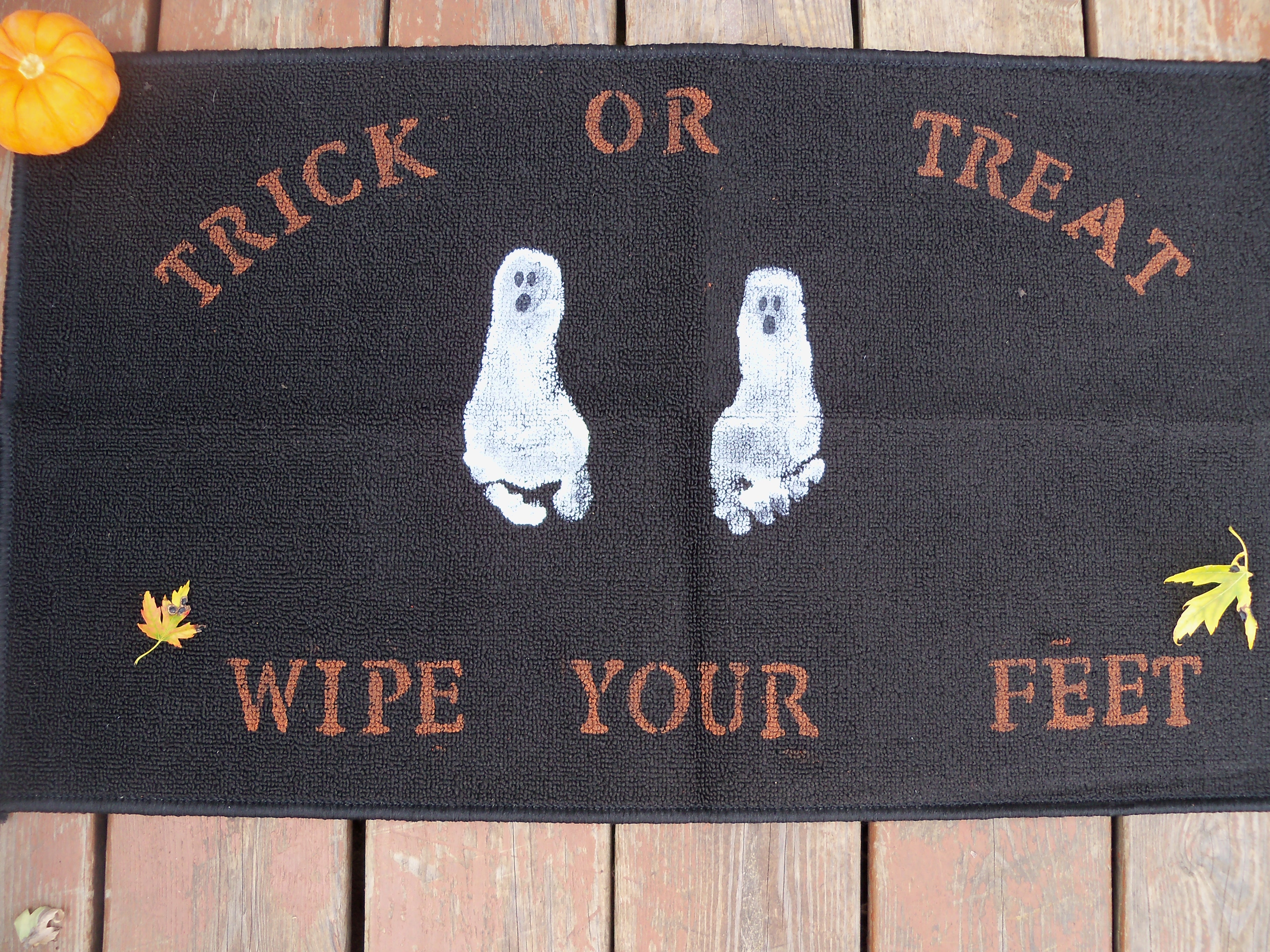 Easy Halloween Rug to Make With Your Kids!