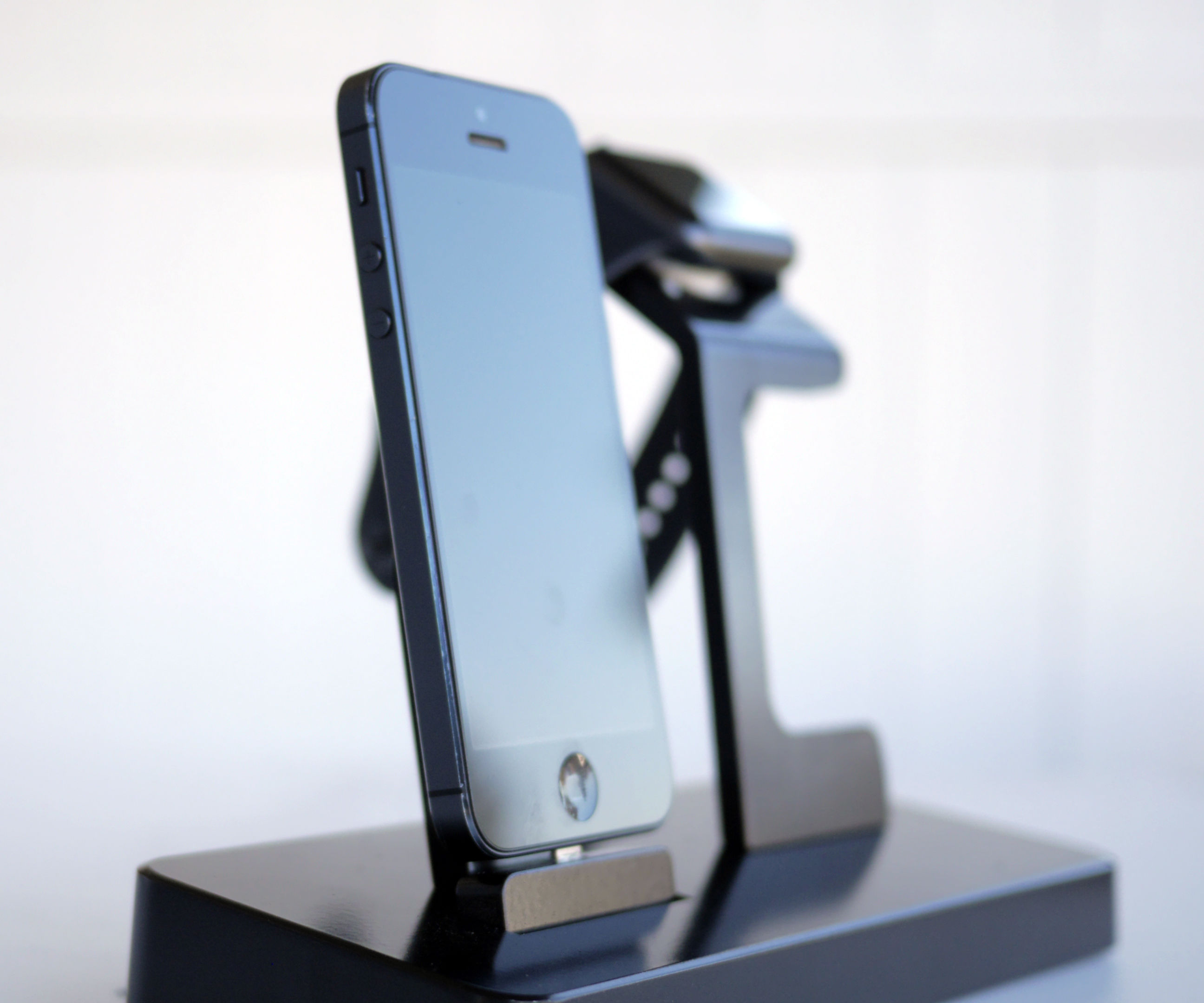 Adding a Headphone Jack to an IPhone Dock