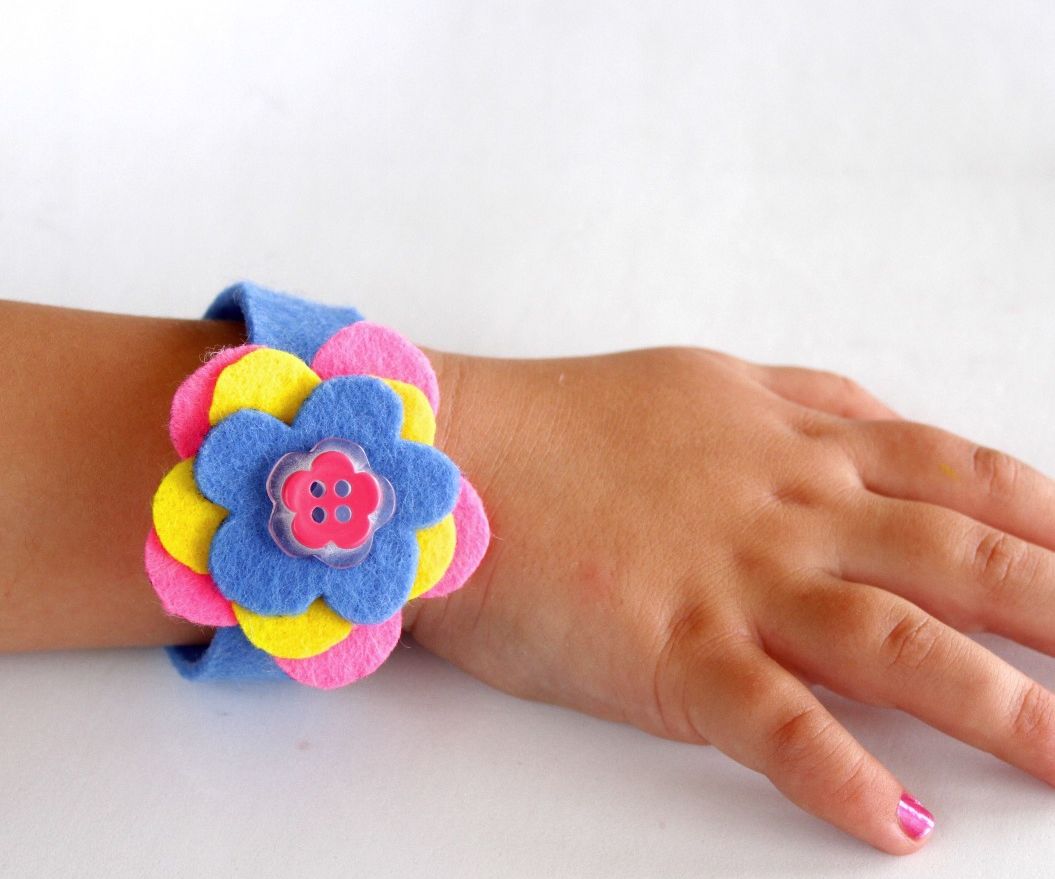 Make this flower bracelet for spring!