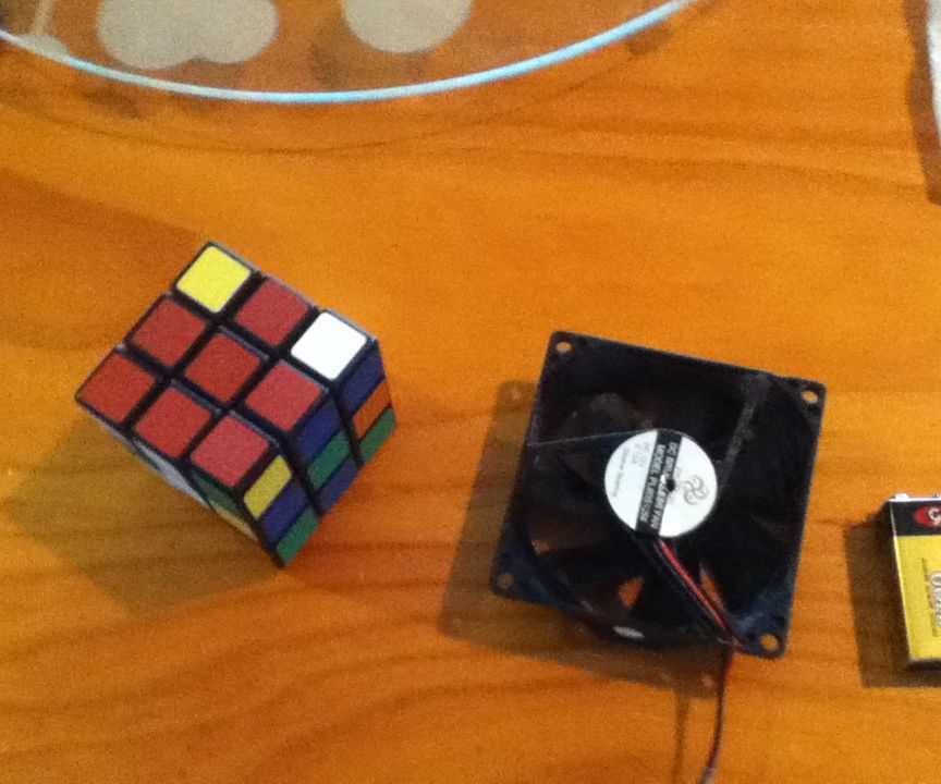 SPINNING RUBICS CUBE 