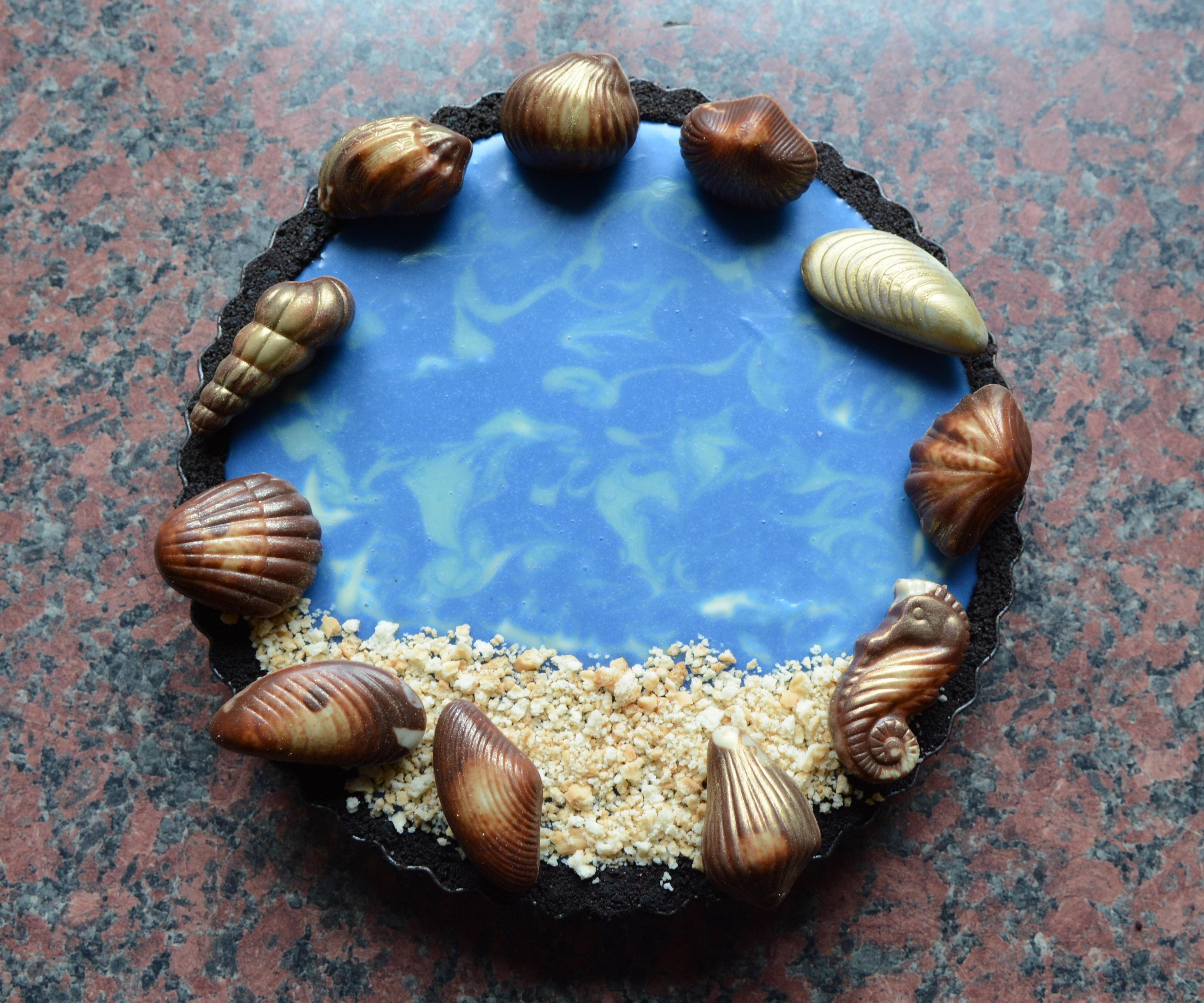 Blue Lagoon No-Bake Pie With Raspberry, Marshmallow and Chocolate